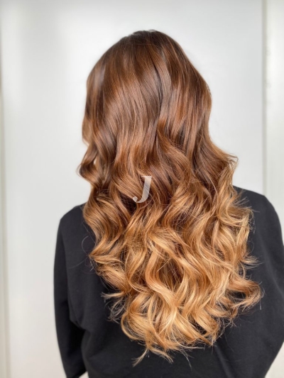 Foto di donna con capelli lunghi biondo medio sabbia