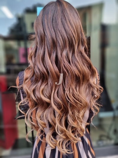 Foto di donna con capelli lunghi biondo medio sabbia