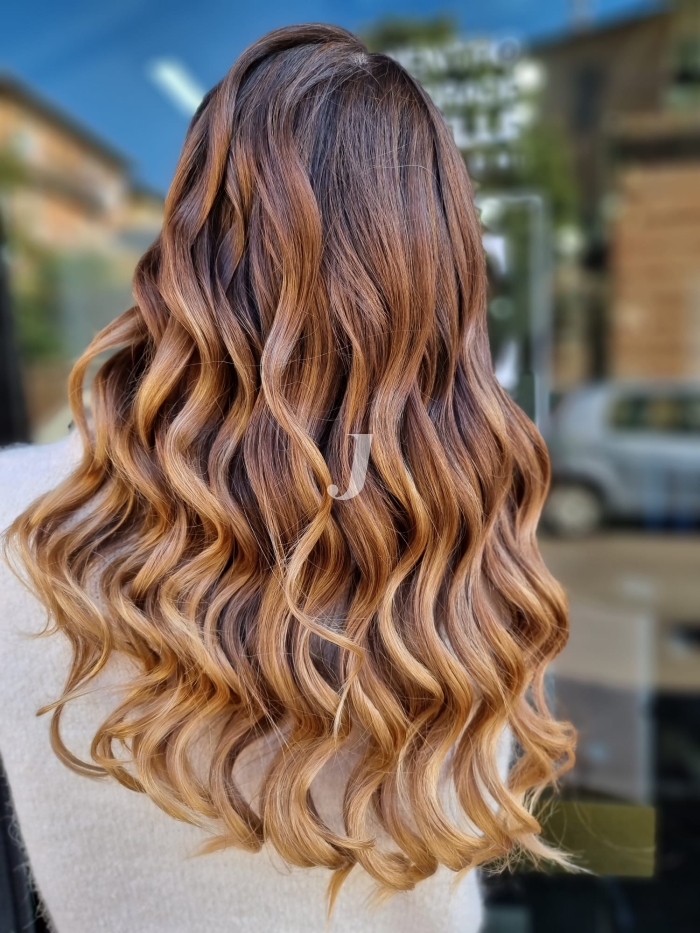 Foto di donna con capelli lunghi biondo medio sabbia