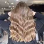Foto di donna con capelli lunghi biondo medio sabbia