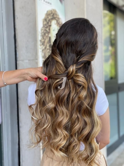 Foto di donna con capelli lunghi biondo medio sabbia