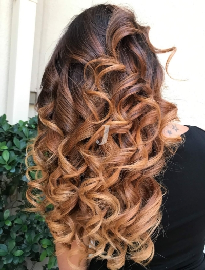 Foto di donna con capelli lunghi biondo medio sabbia