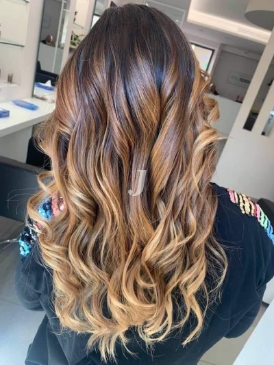 Foto di donna con capelli lunghi biondo medio sabbia