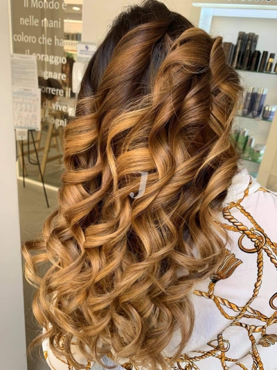 Foto di donna con capelli lunghi biondo medio sabbia