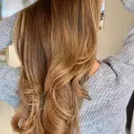 Foto di donna con capelli lunghi biondo medio sabbia