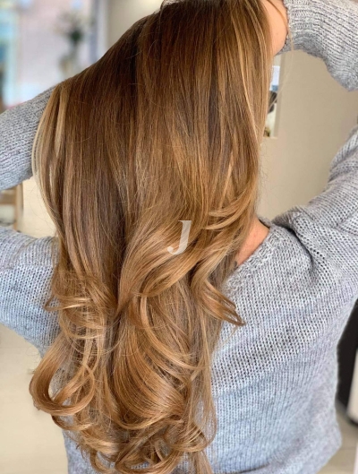 Foto di donna con capelli lunghi biondo medio sabbia