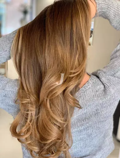 Foto di donna con capelli lunghi biondo medio sabbia