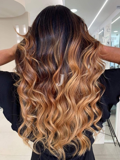Foto di donna con capelli lunghi biondo medio sabbia