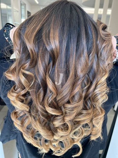 Foto di donna con capelli lunghi biondo medio sabbia