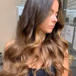 Foto di donna con capelli lunghi biondo medio sabbia