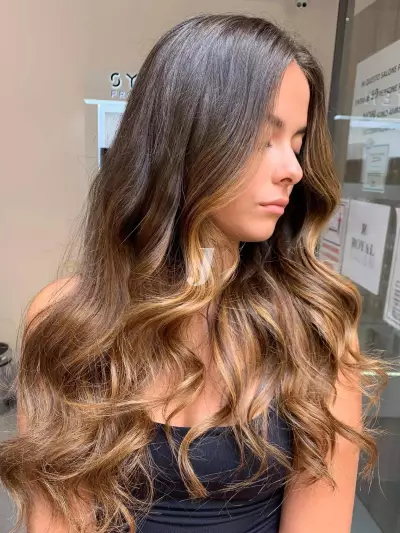 Foto di donna con capelli lunghi biondo medio sabbia