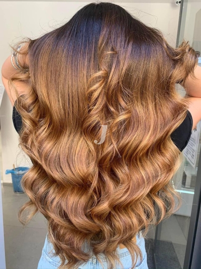 Foto di donna con capelli lunghi biondo medio sabbia