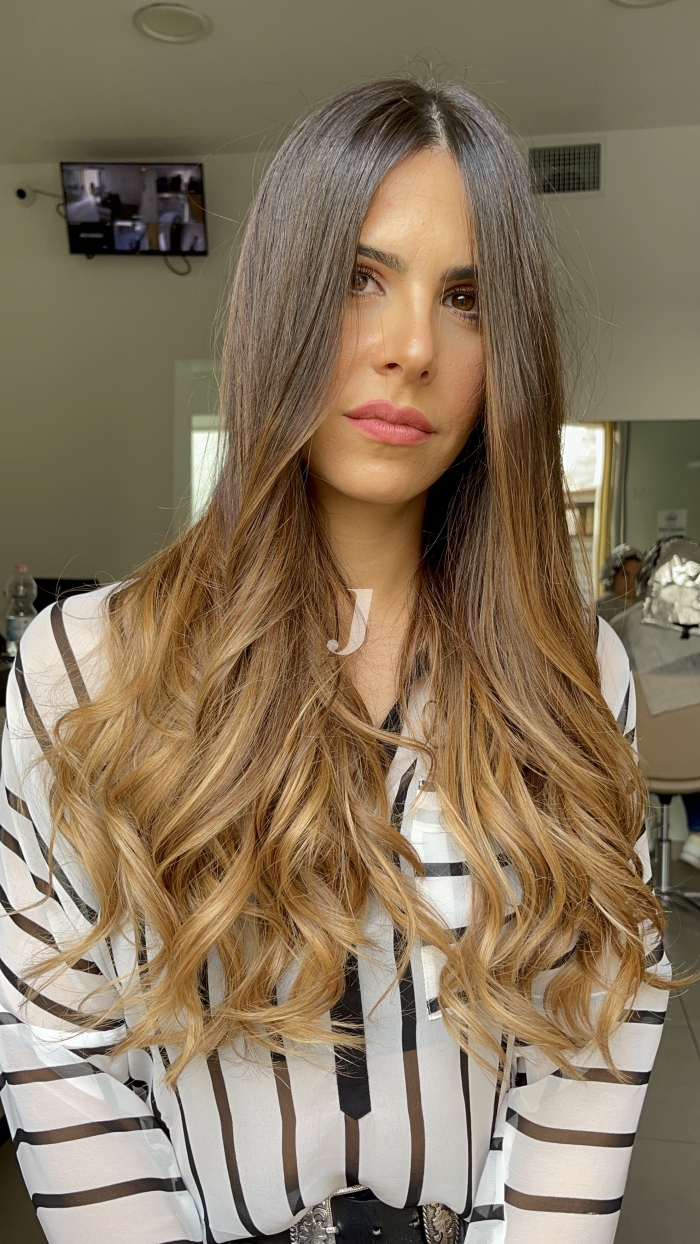 Foto di donna con capelli lunghi biondo medio sabbia