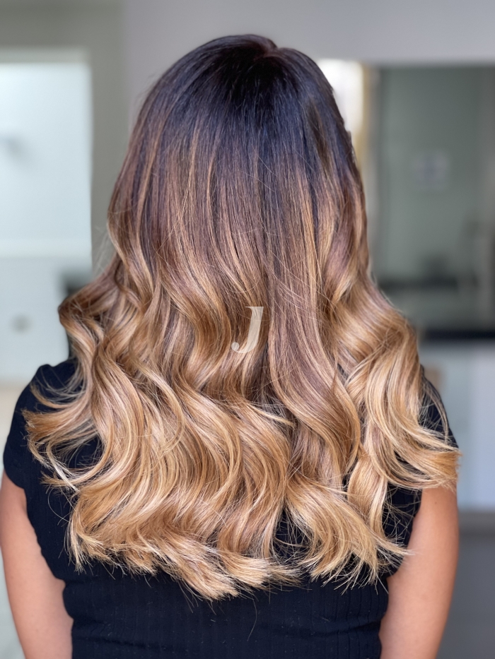 Foto di donna con capelli lunghi biondo medio sabbia