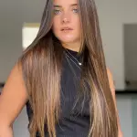 Foto di donna con capelli lunghi biondo medio sabbia
