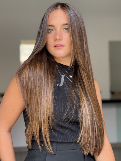 Foto di donna con capelli lunghi biondo medio sabbia