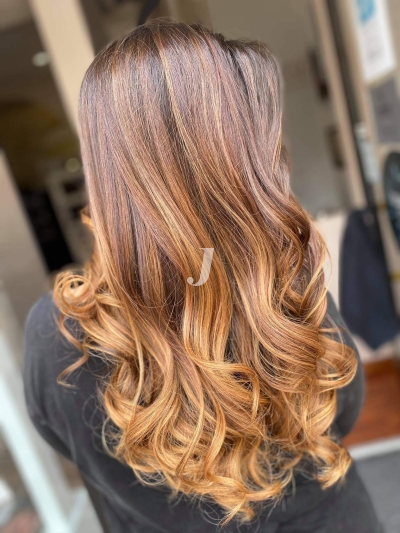 Foto di donna con capelli lunghi biondo medio sabbia