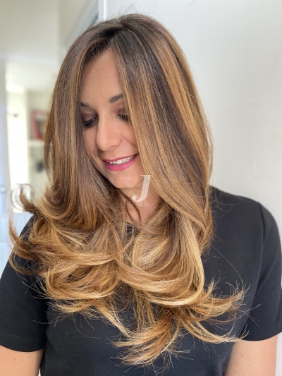 Foto di donna con capelli lunghi biondo medio sabbia