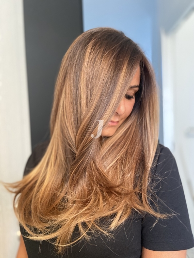 Foto di donna con capelli lunghi biondo medio sabbia