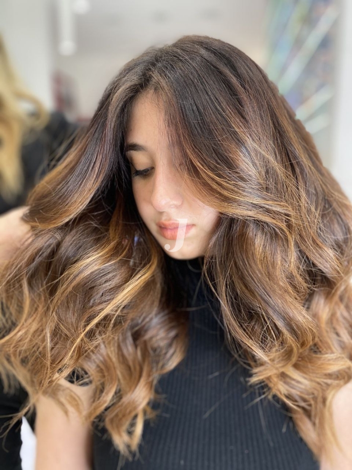 Foto di donna con capelli lunghi biondo medio sabbia