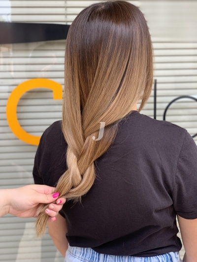 Foto di donna con capelli lunghi biondo medio sabbia