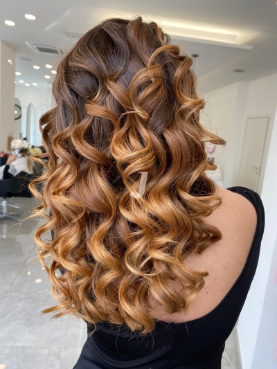 Foto di donna con capelli lunghi biondo medio sabbia