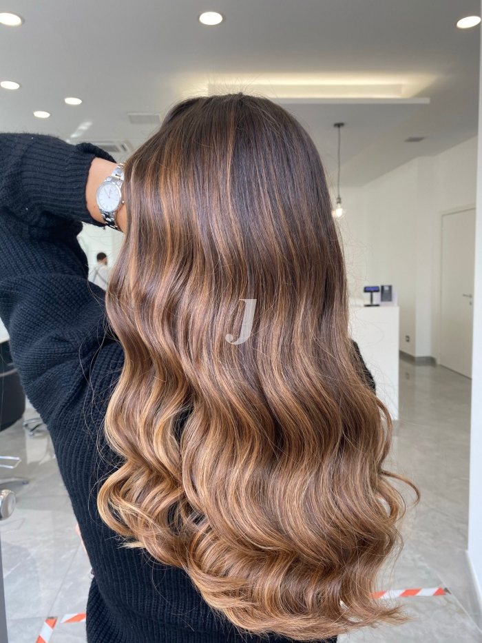 Foto di donna con capelli lunghi biondo medio sabbia