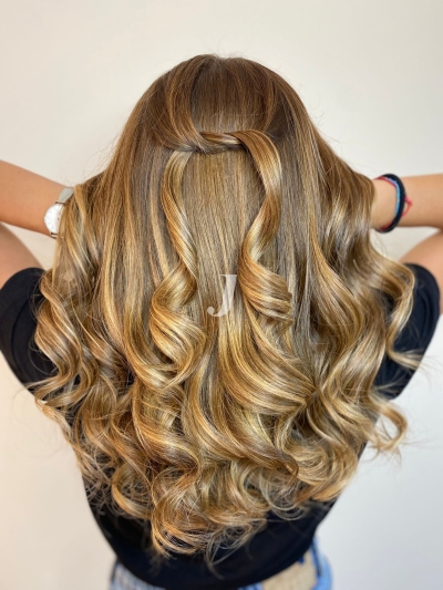 Foto di donna con capelli lunghi biondo medio sabbia