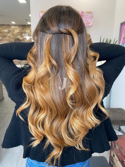 Foto di donna con capelli lunghi biondo medio sabbia