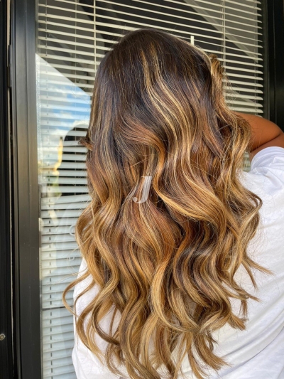Foto di donna con capelli lunghi biondo medio sabbia