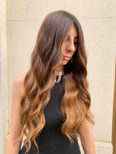 Foto di donna con capelli lunghi biondo medio sabbia