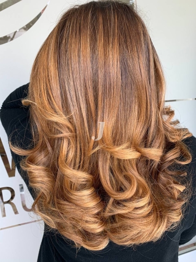 Foto di donna con capelli lunghi biondo medio sabbia