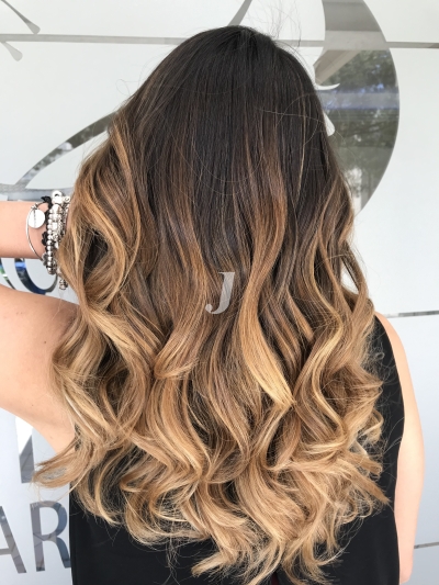 Foto di donna con capelli lunghi biondo medio sabbia