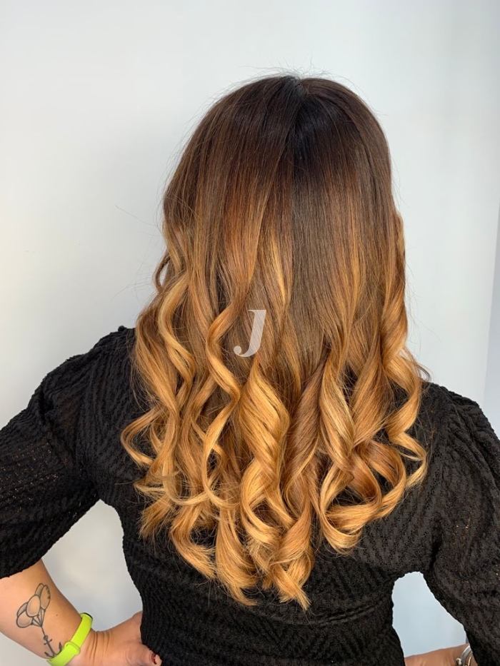 Foto di donna con capelli lunghi biondo medio sabbia