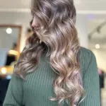 Foto di donna con capelli lunghi biondo medio perla