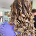 Foto di donna con capelli lunghi biondo medio perla