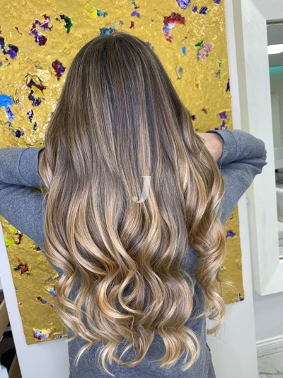 Foto di donna con capelli lunghi biondo medio perla