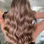 Foto di donna con capelli lunghi biondo medio perla