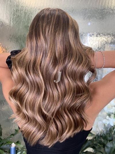 Foto di donna con capelli lunghi biondo medio perla