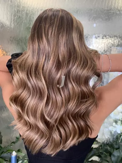 Foto di donna con capelli lunghi biondo medio perla