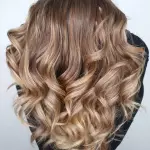 Foto di donna con capelli lunghi biondo medio perla