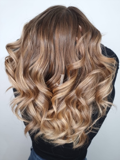 Foto di donna con capelli lunghi biondo medio perla