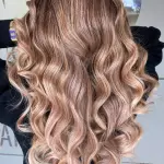 Foto di donna con capelli lunghi biondo medio perla