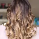 Foto di donna con capelli lunghi biondo medio perla