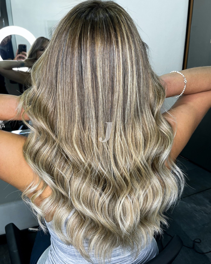 Foto di donna con capelli lunghi biondo chiaro cenere