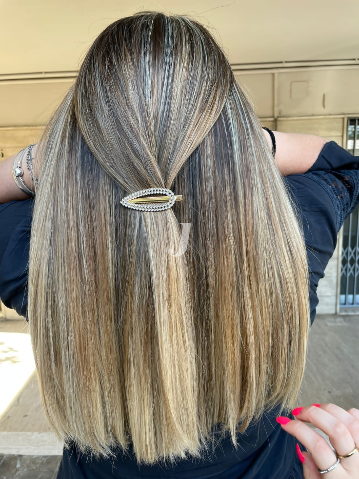 Foto di donna con capelli lunghi biondo chiaro cenere