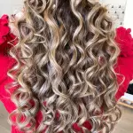 Foto di donna con capelli lunghi biondo chiaro cenere