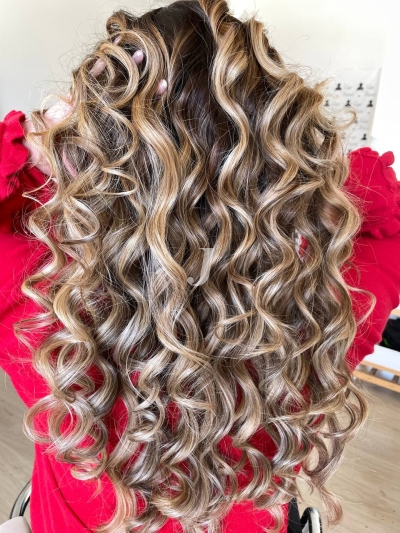 Foto di donna con capelli lunghi biondo chiaro cenere