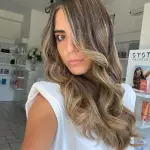 Foto di donna con capelli lunghi biondo chiaro cenere