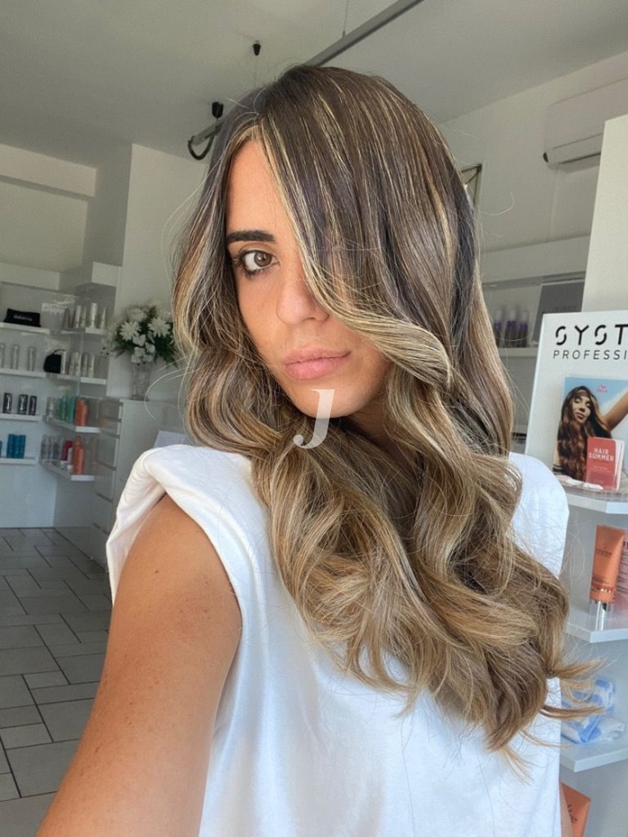 Foto di donna con capelli lunghi biondo chiaro cenere